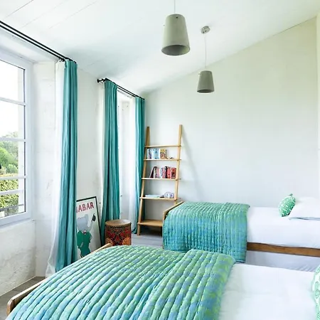 Saint-martin-de-re Sleeps 12